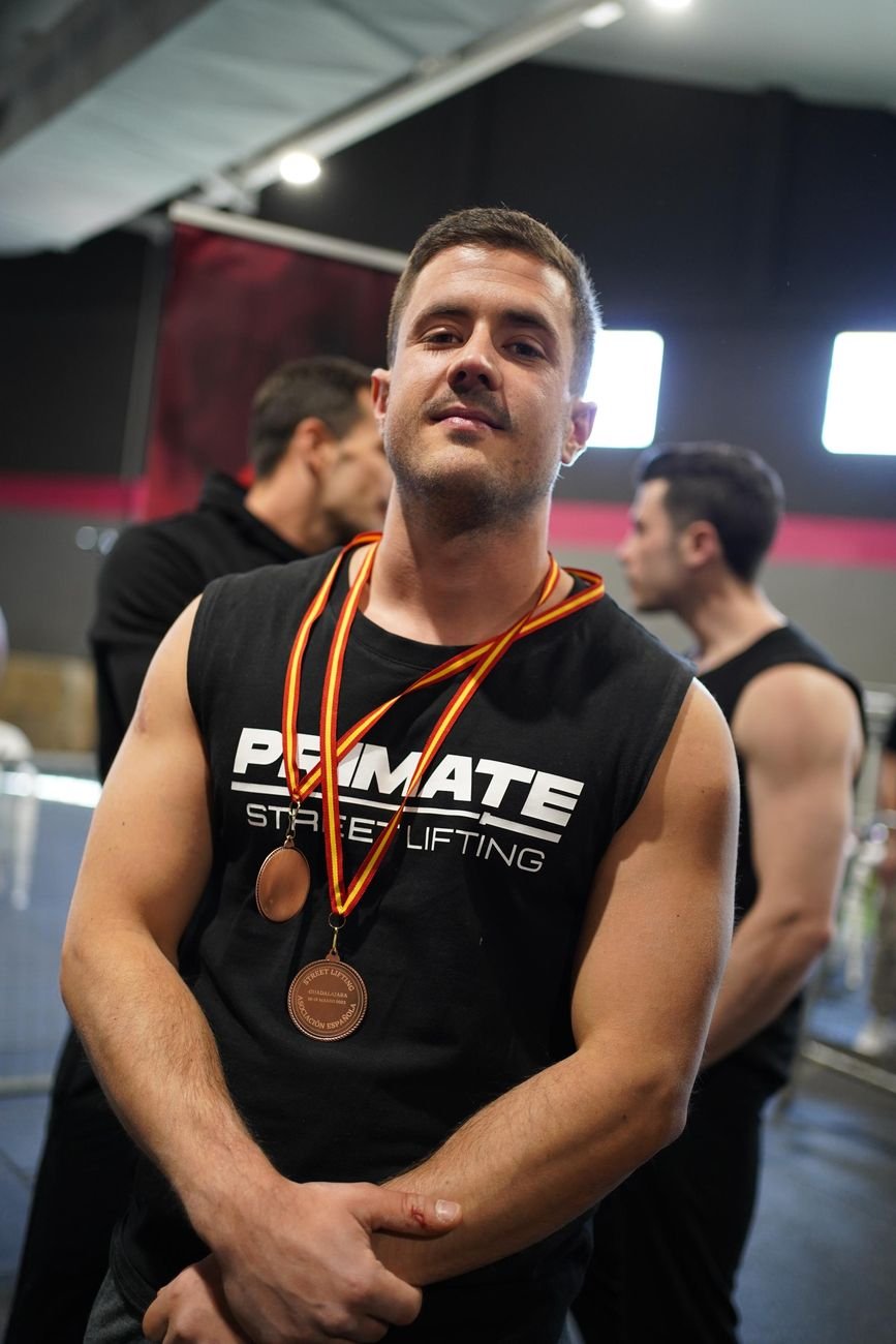 Tu entrenador de SPD Club con medallas de una competición de streetlifting