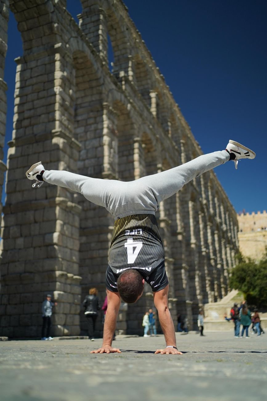 Pino con piernas abiertas frente al acueducto de Segovia